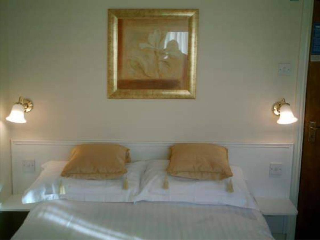 Gleneagles - Road Guest house