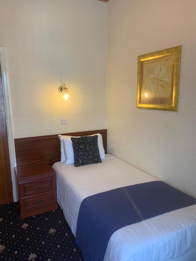 Guest house Gleneagles - Road
